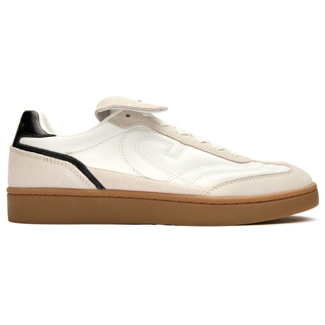 Verhoog je casual stijl met de Cruyff Calcio Cup, een verfijnde damenschoen die erfgoed voetbalontwerp combineert met hedendaagse flair. Gemaakt van kwaliteitsleer, tonen deze witte sneakers de iconische T-tegen de Cruyff met reliëfdetails. De rubbersole zorgt voor langdurig comfort en duurzaamheid voor dagelijks gebruik. Een subtiele knipoog naar de voetballegacy met de Cruyff merkschoen, deze trainers bieden ingetogen elegantie met authentieke sportieve kenmerken.