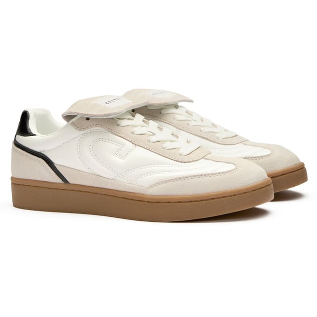 Verhoog je casual stijl met de Cruyff Calcio Cup, een verfijnde damenschoen die erfgoed voetbalontwerp combineert met hedendaagse flair. Gemaakt van kwaliteitsleer, tonen deze witte sneakers de iconische T-tegen de Cruyff met reliëfdetails. De rubbersole zorgt voor langdurig comfort en duurzaamheid voor dagelijks gebruik. Een subtiele knipoog naar de voetballegacy met de Cruyff merkschoen, deze trainers bieden ingetogen elegantie met authentieke sportieve kenmerken.