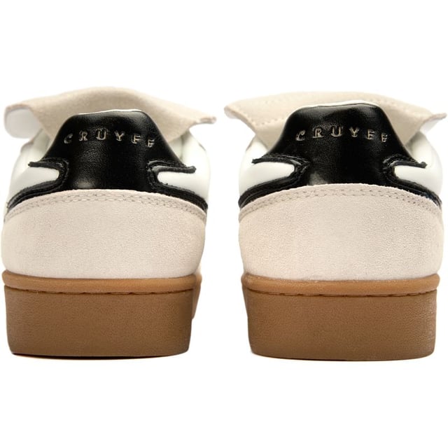 Verhoog je casual stijl met de Cruyff Calcio Cup, een verfijnde damenschoen die erfgoed voetbalontwerp combineert met hedendaagse flair. Gemaakt van kwaliteitsleer, tonen deze witte sneakers de iconische T-tegen de Cruyff met reliëfdetails. De rubbersole zorgt voor langdurig comfort en duurzaamheid voor dagelijks gebruik. Een subtiele knipoog naar de voetballegacy met de Cruyff merkschoen, deze trainers bieden ingetogen elegantie met authentieke sportieve kenmerken.
