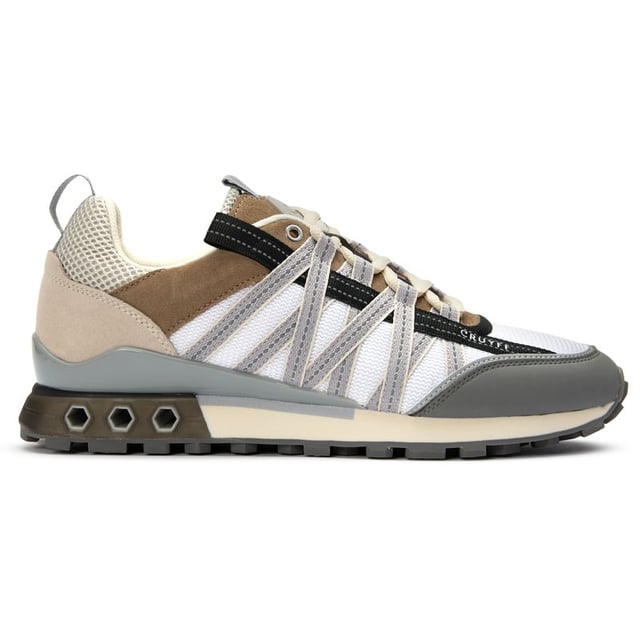 Cruyff Fearia Hex-Tech verenigt prestatie-technologie met straatgerichte stijl in deze verfijnde grijze en witte hardloopschoen. Het ademende ninja mesh bovenwerk houdt de voeten koel terwijl reflecterende webbing het licht opvangen tijdens avondruns. Comfort komt van de schokabsorberende EVA-tussenzool en de zachte XL mesh kraag die irritatie voorkomt. De ovale nylon veters voegen een onderscheidende touch toe aan deze praktische maar stijlvolle trainers, afgewerkt met Cruyff's kenmerkende aandacht voor detail en een duurzame rubberen buitenzool.