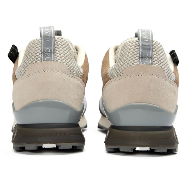 Cruyff Fearia Hex-Tech verenigt prestatie-technologie met straatgerichte stijl in deze verfijnde grijze en witte hardloopschoen. Het ademende ninja mesh bovenwerk houdt de voeten koel terwijl reflecterende webbing het licht opvangen tijdens avondruns. Comfort komt van de schokabsorberende EVA-tussenzool en de zachte XL mesh kraag die irritatie voorkomt. De ovale nylon veters voegen een onderscheidende touch toe aan deze praktische maar stijlvolle trainers, afgewerkt met Cruyff's kenmerkende aandacht voor detail en een duurzame rubberen buitenzool.