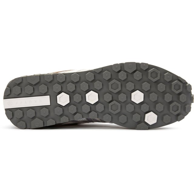 Cruyff Fearia Hex-Tech verenigt prestatie-technologie met straatgerichte stijl in deze verfijnde grijze en witte hardloopschoen. Het ademende ninja mesh bovenwerk houdt de voeten koel terwijl reflecterende webbing het licht opvangen tijdens avondruns. Comfort komt van de schokabsorberende EVA-tussenzool en de zachte XL mesh kraag die irritatie voorkomt. De ovale nylon veters voegen een onderscheidende touch toe aan deze praktische maar stijlvolle trainers, afgewerkt met Cruyff's kenmerkende aandacht voor detail en een duurzame rubberen buitenzool.