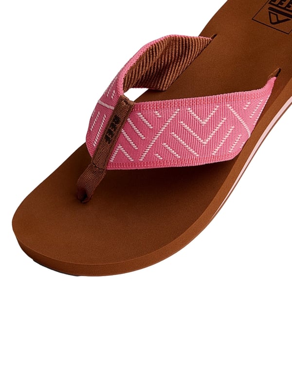De Reef Spring Woven verenigt bewuste strandstijl met uitstekend comfort en scoort met bijzonder zachte, brede banden van gerecycled materiaal die prettig om de voet passen, terwijl de zacht dempende voetzool met anatomische voetboogondersteuning en de lichte, robuuste loopzool een ontspannen loopgevoel de hele dag mogelijk maken - ideaal voor iedereen die duurzaamheid, draagcomfort en stijlvolle nonchalance waardeert.