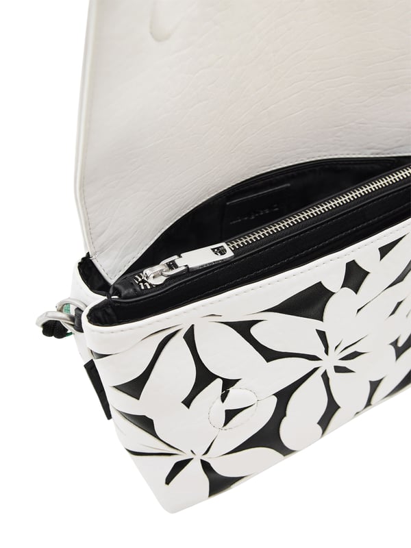 Umhängetasche mit Verschlussklappe, verschiedenen Henkeln und Riemen, Fächern und Taschen. Stoff in Lederoptik mit ausgestanzten Blumen.