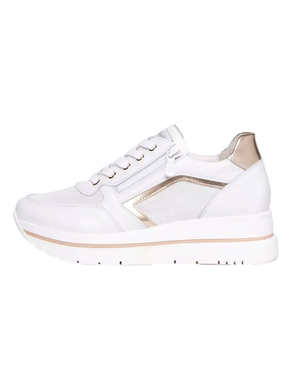 De sneakers van NeroGiardini staan voor persoonlijkheid en een unieke stijl, die tot uiting komt door verfijnde details zoals een elegante metallic uitstraling, geperforeerde elementen en subtiele merkaccenten, terwijl klassieke componenten zoals vetersluiting, een zijrits, een ronde neus en een comfortabele plateauzool van 4,5 cm perfect op elkaar zijn afgestemd en voor veelzijdig draagplezier zorgen – van een lange werkdag tot een avondoptreden. Gemaakt in Italië met een kwaliteitsnorm die in elke steek tot uiting komt en is gebaseerd op handwerk dat van generatie op generatie wordt doorgegeven, verbinden deze modellen moderne technologie met traditie, waarbij de uitneembare binnenzool en de DryGo!®-technologie zorgen voor een aangenaam droog loopgevoel, en de gegraveerde Tricolore op de zool en verpakking het onmiskenbare karakter van echte Made in Italy-kwaliteit benadrukt.
