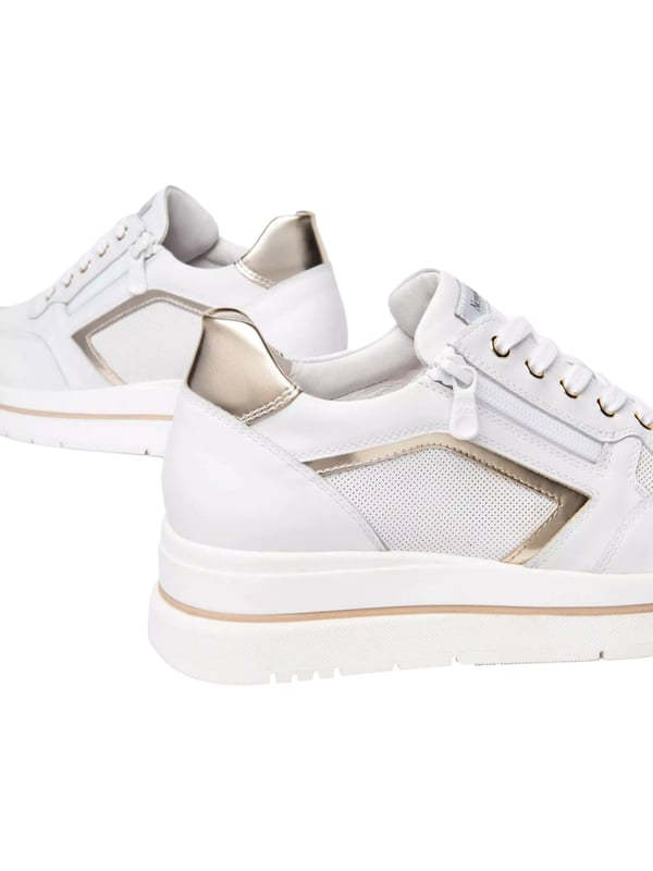 De sneakers van NeroGiardini staan voor persoonlijkheid en een unieke stijl, die tot uiting komt door verfijnde details zoals een elegante metallic uitstraling, geperforeerde elementen en subtiele merkaccenten, terwijl klassieke componenten zoals vetersluiting, een zijrits, een ronde neus en een comfortabele plateauzool van 4,5 cm perfect op elkaar zijn afgestemd en voor veelzijdig draagplezier zorgen – van een lange werkdag tot een avondoptreden. Gemaakt in Italië met een kwaliteitsnorm die in elke steek tot uiting komt en is gebaseerd op handwerk dat van generatie op generatie wordt doorgegeven, verbinden deze modellen moderne technologie met traditie, waarbij de uitneembare binnenzool en de DryGo!®-technologie zorgen voor een aangenaam droog loopgevoel, en de gegraveerde Tricolore op de zool en verpakking het onmiskenbare karakter van echte Made in Italy-kwaliteit benadrukt.