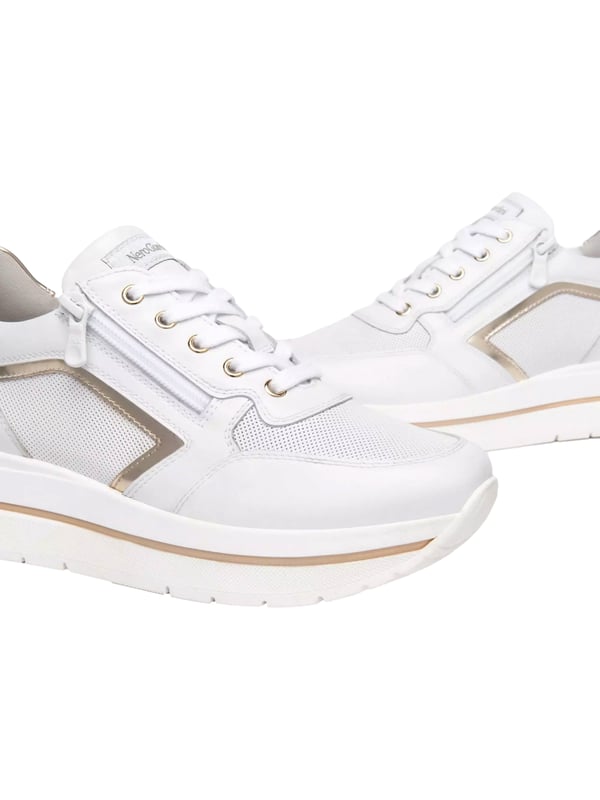 De sneakers van NeroGiardini staan voor persoonlijkheid en een unieke stijl, die tot uiting komt door verfijnde details zoals een elegante metallic uitstraling, geperforeerde elementen en subtiele merkaccenten, terwijl klassieke componenten zoals vetersluiting, een zijrits, een ronde neus en een comfortabele plateauzool van 4,5 cm perfect op elkaar zijn afgestemd en voor veelzijdig draagplezier zorgen – van een lange werkdag tot een avondoptreden. Gemaakt in Italië met een kwaliteitsnorm die in elke steek tot uiting komt en is gebaseerd op handwerk dat van generatie op generatie wordt doorgegeven, verbinden deze modellen moderne technologie met traditie, waarbij de uitneembare binnenzool en de DryGo!®-technologie zorgen voor een aangenaam droog loopgevoel, en de gegraveerde Tricolore op de zool en verpakking het onmiskenbare karakter van echte Made in Italy-kwaliteit benadrukt.
