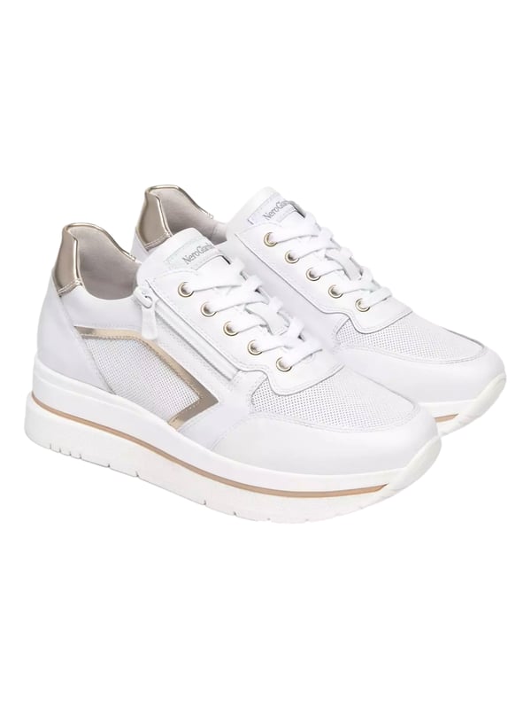 De sneakers van NeroGiardini staan voor persoonlijkheid en een unieke stijl, die tot uiting komt door verfijnde details zoals een elegante metallic uitstraling, geperforeerde elementen en subtiele merkaccenten, terwijl klassieke componenten zoals vetersluiting, een zijrits, een ronde neus en een comfortabele plateauzool van 4,5 cm perfect op elkaar zijn afgestemd en voor veelzijdig draagplezier zorgen – van een lange werkdag tot een avondoptreden. Gemaakt in Italië met een kwaliteitsnorm die in elke steek tot uiting komt en is gebaseerd op handwerk dat van generatie op generatie wordt doorgegeven, verbinden deze modellen moderne technologie met traditie, waarbij de uitneembare binnenzool en de DryGo!®-technologie zorgen voor een aangenaam droog loopgevoel, en de gegraveerde Tricolore op de zool en verpakking het onmiskenbare karakter van echte Made in Italy-kwaliteit benadrukt.