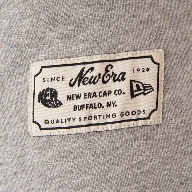 Stay comfortable and enjoy NE's world-famous street style with the official New Era Heritage Dark Green Jogger. The design includes the NE flag on the left leg and a heritage patch on the right hip, while side-entry pockets provide extra storage space. The elasticated waistband and adjustable drawcord s guarantee comfort throughout the day.