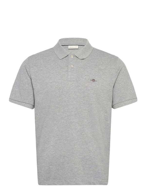 Het Gant herenpoloshirt verenigt tijdloze elegantie met sportieve nonchalance. De klassieke polokraag en de korte knoopsluiting geven het een stijlvolle uitstraling. Gemaakt van hoogwaardige materialen, biedt het een aangenaam draagcomfort de hele dag. De kleine, subtiele logostik op de borst voegt een elegante accent toe. Zijsplitten zorgen voor een optimale pasvorm en bewegingsvrijheid. Perfect voor vrije tijd en kantoor - dit poloshirt past bij elke gelegenheid. Het hoge draagcomfort maakt het een onmisbaar basic voor elke garderobe.