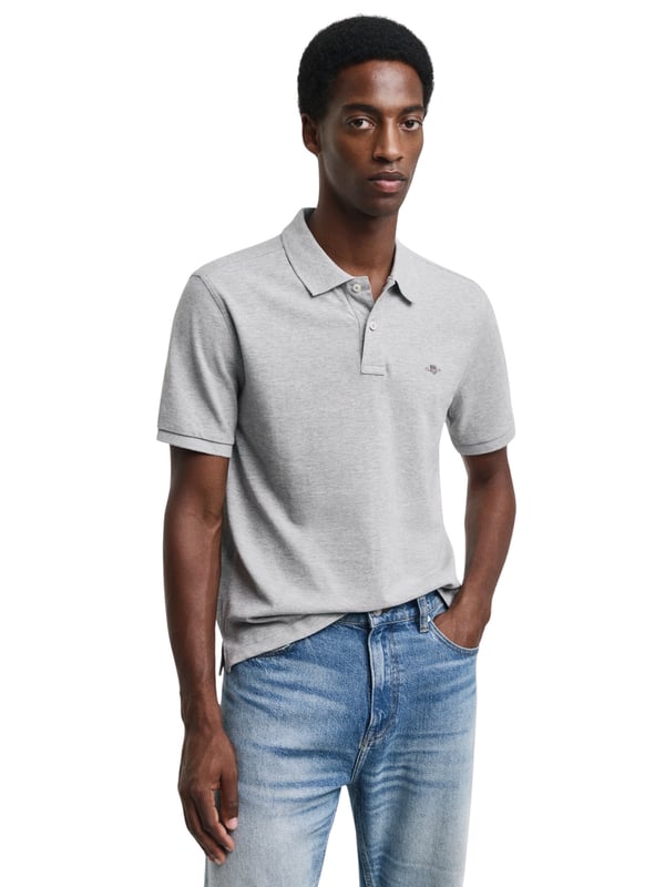 Het Gant herenpoloshirt verenigt tijdloze elegantie met sportieve nonchalance. De klassieke polokraag en de korte knoopsluiting geven het een stijlvolle uitstraling. Gemaakt van hoogwaardige materialen, biedt het een aangenaam draagcomfort de hele dag. De kleine, subtiele logostik op de borst voegt een elegante accent toe. Zijsplitten zorgen voor een optimale pasvorm en bewegingsvrijheid. Perfect voor vrije tijd en kantoor - dit poloshirt past bij elke gelegenheid. Het hoge draagcomfort maakt het een onmisbaar basic voor elke garderobe.