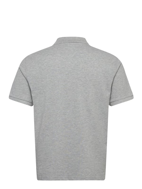 Het Gant herenpoloshirt verenigt tijdloze elegantie met sportieve nonchalance. De klassieke polokraag en de korte knoopsluiting geven het een stijlvolle uitstraling. Gemaakt van hoogwaardige materialen, biedt het een aangenaam draagcomfort de hele dag. De kleine, subtiele logostik op de borst voegt een elegante accent toe. Zijsplitten zorgen voor een optimale pasvorm en bewegingsvrijheid. Perfect voor vrije tijd en kantoor - dit poloshirt past bij elke gelegenheid. Het hoge draagcomfort maakt het een onmisbaar basic voor elke garderobe.