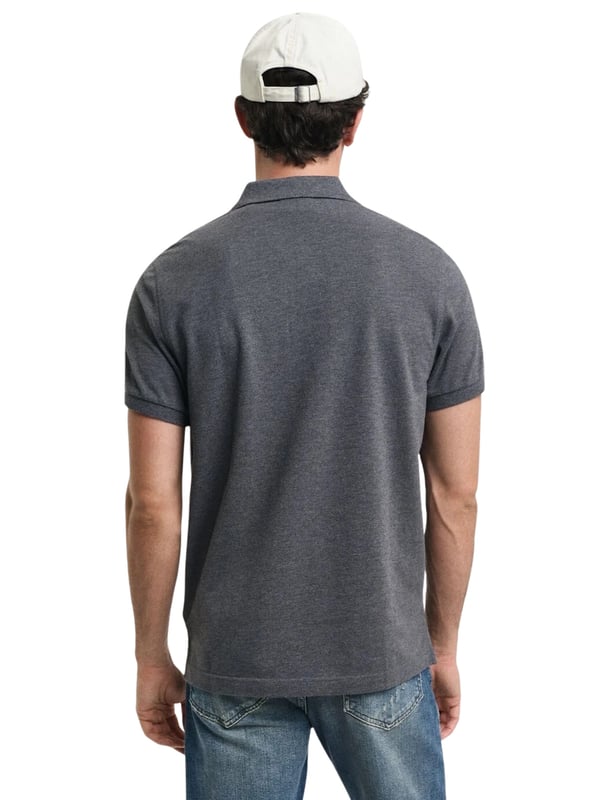 Het Gant herenpoloshirt verenigt tijdloze elegantie met sportieve nonchalance. De klassieke polokraag en de korte knoopsluiting geven het een stijlvol uiterlijk. Gemaakt van hoogwaardige materialen biedt het de hele dag een aangenaam draagcomfort. De kleine, subtiele logostik op de borst voegt een chique accent toe. Zijsplitten zorgen voor een optimale pasvorm en bewegingsvrijheid. Perfect voor vrije tijd en kantoor - dit poloshirt is geschikt voor elke gelegenheid. Het hoge draagcomfort maakt het een onmisbaar basisitem voor elke garderobe.