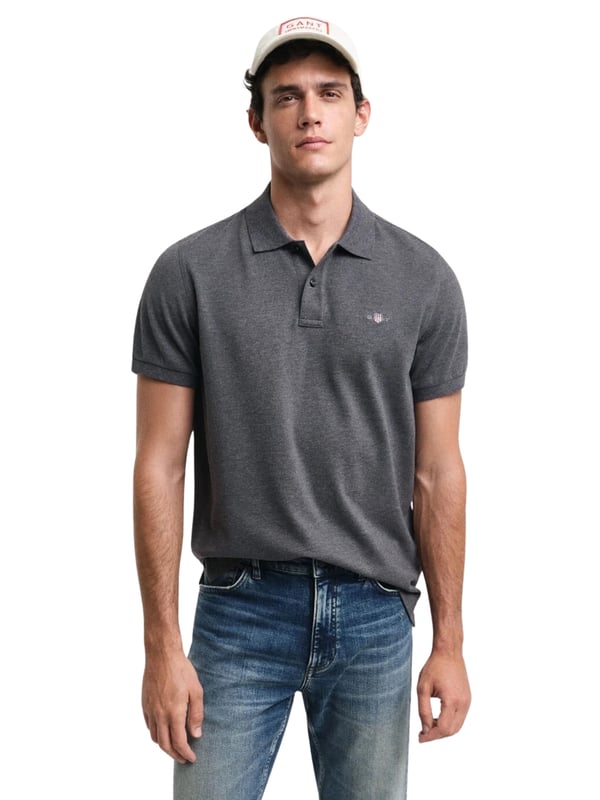 Het Gant herenpoloshirt verenigt tijdloze elegantie met sportieve nonchalance. De klassieke polokraag en de korte knoopsluiting geven het een stijlvol uiterlijk. Gemaakt van hoogwaardige materialen biedt het de hele dag een aangenaam draagcomfort. De kleine, subtiele logostik op de borst voegt een chique accent toe. Zijsplitten zorgen voor een optimale pasvorm en bewegingsvrijheid. Perfect voor vrije tijd en kantoor - dit poloshirt is geschikt voor elke gelegenheid. Het hoge draagcomfort maakt het een onmisbaar basisitem voor elke garderobe.
