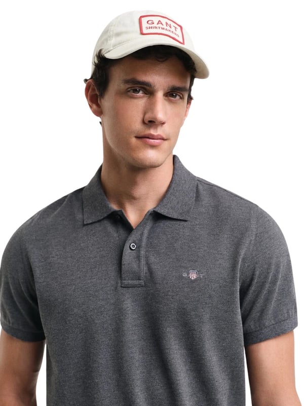 Het Gant herenpoloshirt verenigt tijdloze elegantie met sportieve nonchalance. De klassieke polokraag en de korte knoopsluiting geven het een stijlvol uiterlijk. Gemaakt van hoogwaardige materialen biedt het de hele dag een aangenaam draagcomfort. De kleine, subtiele logostik op de borst voegt een chique accent toe. Zijsplitten zorgen voor een optimale pasvorm en bewegingsvrijheid. Perfect voor vrije tijd en kantoor - dit poloshirt is geschikt voor elke gelegenheid. Het hoge draagcomfort maakt het een onmisbaar basisitem voor elke garderobe.
