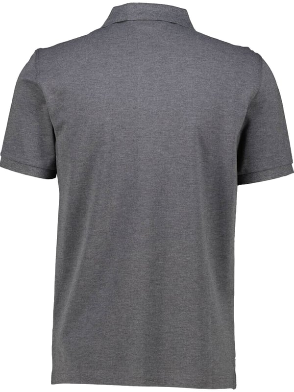 Het Gant herenpoloshirt verenigt tijdloze elegantie met sportieve nonchalance. De klassieke polokraag en de korte knoopsluiting geven het een stijlvol uiterlijk. Gemaakt van hoogwaardige materialen biedt het de hele dag een aangenaam draagcomfort. De kleine, subtiele logostik op de borst voegt een chique accent toe. Zijsplitten zorgen voor een optimale pasvorm en bewegingsvrijheid. Perfect voor vrije tijd en kantoor - dit poloshirt is geschikt voor elke gelegenheid. Het hoge draagcomfort maakt het een onmisbaar basisitem voor elke garderobe.