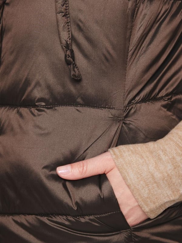 Stikwesten zijn helemaal in de mode en zijn het must-have stuk voor de herfst. De lichte weste van SOCCX voor dames heeft een glanzende uitstraling, een hoge kraag en een verborgen rits. Een labelprint siert de voering, een ton-sur-ton patch de voorkant. Hoodie-shirts en gebreide truien passen perfect onder de stikwesten en zorgen voor een modieuze casual look. Ze zijn erg prettig om te dragen, comfortabel en sportief gesneden. Laat zich met veel kledingstukken combineren.