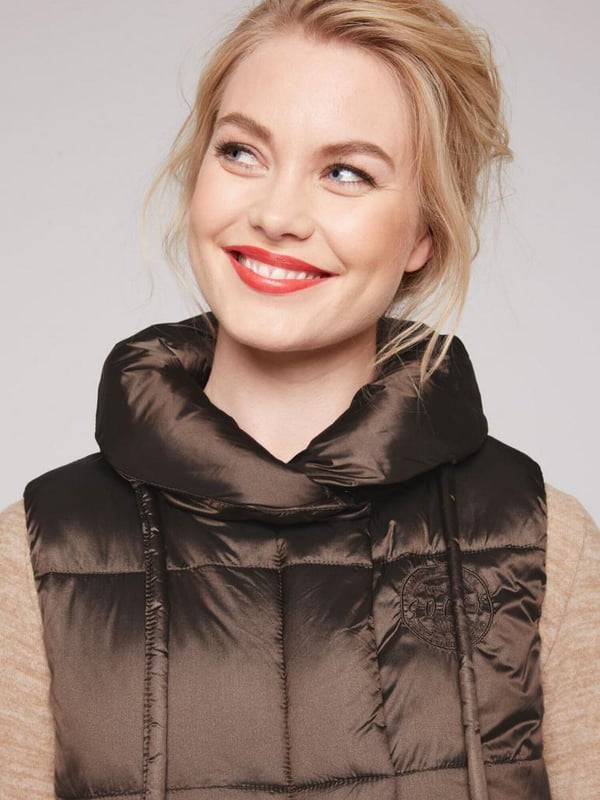 Stikwesten zijn helemaal in de mode en zijn het must-have stuk voor de herfst. De lichte weste van SOCCX voor dames heeft een glanzende uitstraling, een hoge kraag en een verborgen rits. Een labelprint siert de voering, een ton-sur-ton patch de voorkant. Hoodie-shirts en gebreide truien passen perfect onder de stikwesten en zorgen voor een modieuze casual look. Ze zijn erg prettig om te dragen, comfortabel en sportief gesneden. Laat zich met veel kledingstukken combineren.
