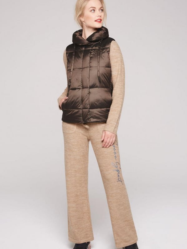 Stikwesten zijn helemaal in de mode en zijn het must-have stuk voor de herfst. De lichte weste van SOCCX voor dames heeft een glanzende uitstraling, een hoge kraag en een verborgen rits. Een labelprint siert de voering, een ton-sur-ton patch de voorkant. Hoodie-shirts en gebreide truien passen perfect onder de stikwesten en zorgen voor een modieuze casual look. Ze zijn erg prettig om te dragen, comfortabel en sportief gesneden. Laat zich met veel kledingstukken combineren.