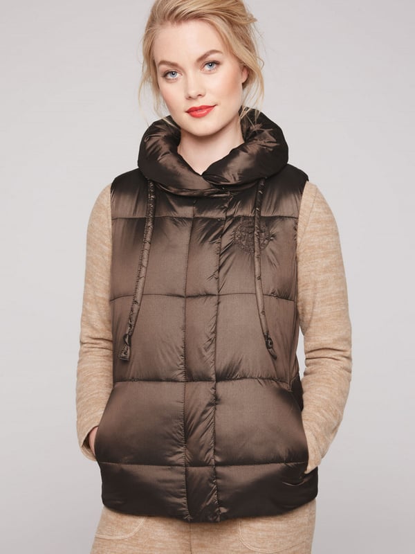 Stikwesten zijn helemaal in de mode en zijn het must-have stuk voor de herfst. De lichte weste van SOCCX voor dames heeft een glanzende uitstraling, een hoge kraag en een verborgen rits. Een labelprint siert de voering, een ton-sur-ton patch de voorkant. Hoodie-shirts en gebreide truien passen perfect onder de stikwesten en zorgen voor een modieuze casual look. Ze zijn erg prettig om te dragen, comfortabel en sportief gesneden. Laat zich met veel kledingstukken combineren.