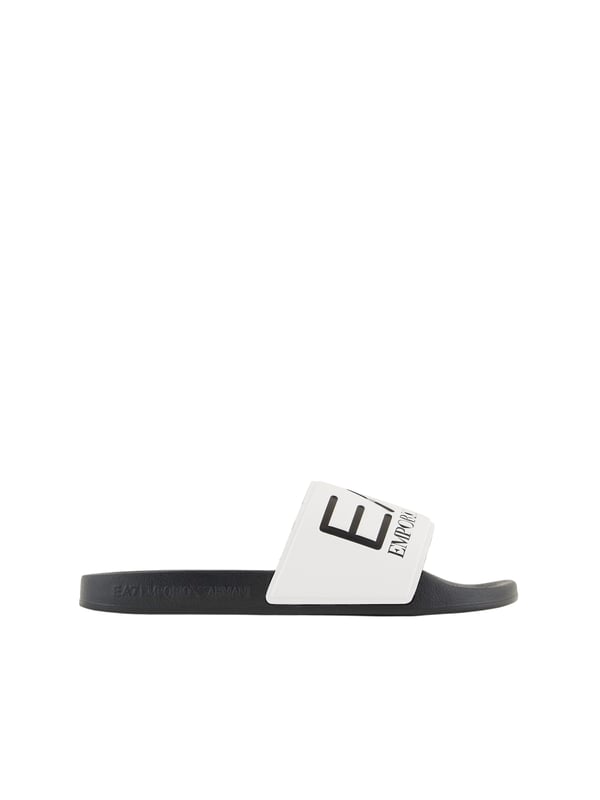 Die Slides von EA7 Emporio Armani vereinen stilvolles Design und hohen Tragekomfort. Sie zeichnen sich durch einen breiten Riemen mit einer eleganten Logo-Prägung sowie eine fein strukturierte Innensohle aus, die für zusätzlichen Komfort sorgt. Diese Slides sind die perfekte Wahl für entspannte Stunden am Pool oder Strand und lassen sich auch hervorragend ins Fitnessstudio mitnehmen. Der rutschfeste Gummiboden garantiert sicheren Halt und macht die Slides zu einem vielseitigen und praktischen Accessoire für sportliche und lässige Outfits.