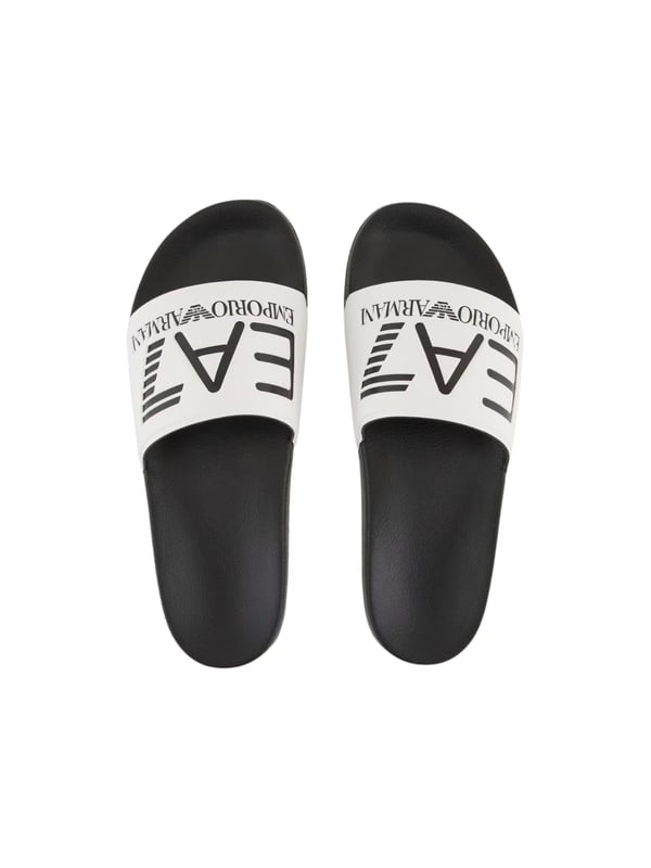 Die Slides von EA7 Emporio Armani vereinen stilvolles Design und hohen Tragekomfort. Sie zeichnen sich durch einen breiten Riemen mit einer eleganten Logo-Prägung sowie eine fein strukturierte Innensohle aus, die für zusätzlichen Komfort sorgt. Diese Slides sind die perfekte Wahl für entspannte Stunden am Pool oder Strand und lassen sich auch hervorragend ins Fitnessstudio mitnehmen. Der rutschfeste Gummiboden garantiert sicheren Halt und macht die Slides zu einem vielseitigen und praktischen Accessoire für sportliche und lässige Outfits.