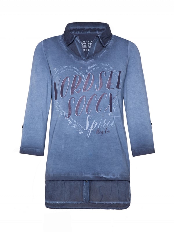 Legere blouse voor dames van het merk SOCCX. De blouse-details zorgen voor een geweldig lagenlook-effect. Bij de V-hals van het jersey-shirt is een blousekraag in ton-sur-ton materiaalmix ontworpen en onderaan een geknoopt blusenschoen. Het shirt heeft sportieve 3/4-mouwen met knoopstrips voor de opgerolde stijl, een decoratieve glitterprint aan de voorkant en een kleine druk aan de achterkant. Door de speciale kleurbehandeling krijgt het damesshirt een authentieke used-look.