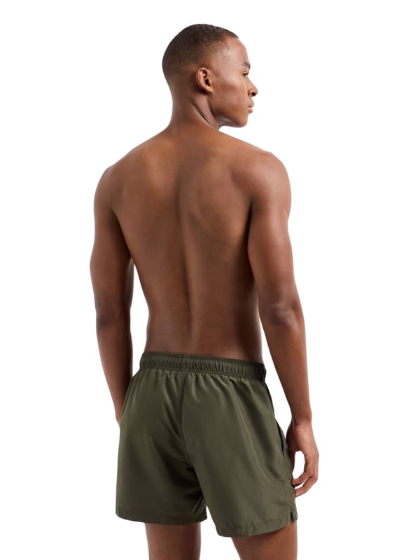 Heren Badeshorts van Emporio Armani met elastische tailleband en trekkoord. Voorzien van praktische zijzakken en een mesh-slip voor extra comfort. De subtiele logo-stiksel geeft de shorts een verfijnde, maar elegante uitstraling. De Regular Fit pasvorm zorgt voor een comfortabele en stijlvolle silhoet.