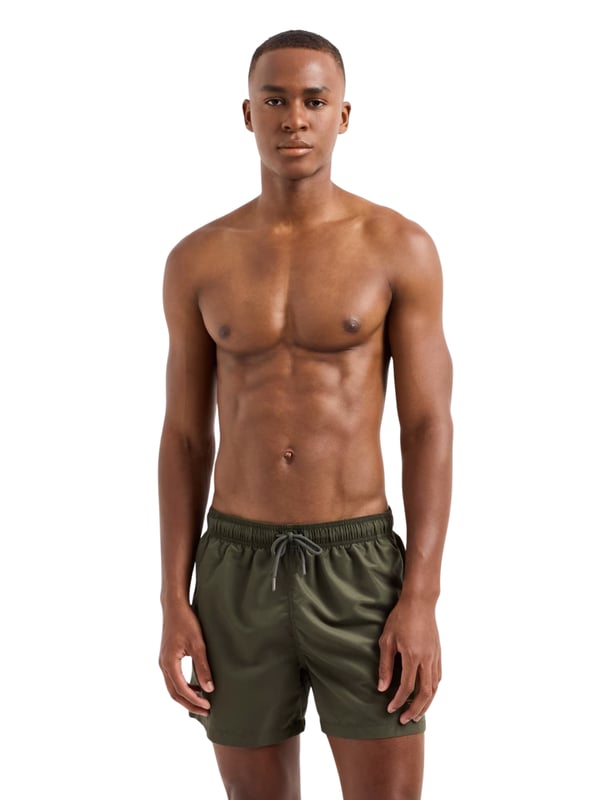 Heren Badeshorts van Emporio Armani met elastische tailleband en trekkoord. Voorzien van praktische zijzakken en een mesh-slip voor extra comfort. De subtiele logo-stiksel geeft de shorts een verfijnde, maar elegante uitstraling. De Regular Fit pasvorm zorgt voor een comfortabele en stijlvolle silhoet.