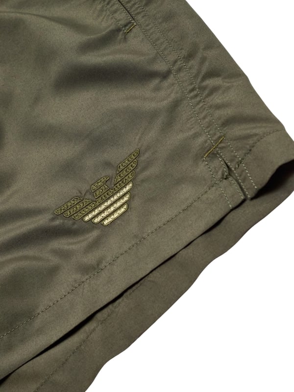Heren Badeshorts van Emporio Armani met elastische tailleband en trekkoord. Voorzien van praktische zijzakken en een mesh-slip voor extra comfort. De subtiele logo-stiksel geeft de shorts een verfijnde, maar elegante uitstraling. De Regular Fit pasvorm zorgt voor een comfortabele en stijlvolle silhoet.