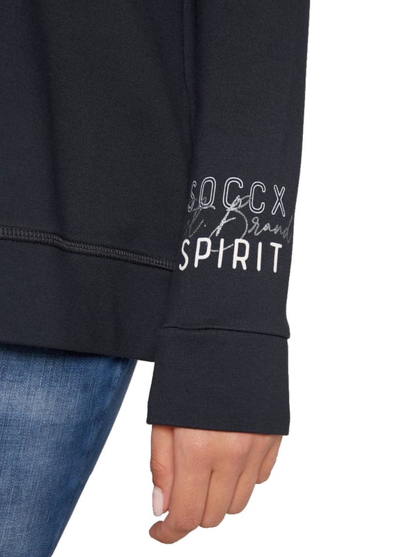 Opvallend anders! Het dameskapuzensweatshirt van het merk SOCCX krijgt door de viscosemix een stijlvolle, gladde uitstraling. Een grote SOCCX-print met glitter- en glinstereffecten siert de voorkant van het kapuzensweatshirt. De capuchon wordt geaccentueerd door een logoprint. Een klein SOCCX-artwork siert de linkerarm.