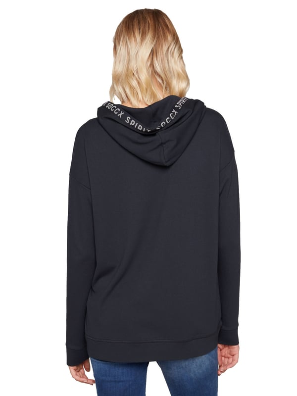 Opvallend anders! Het dameskapuzensweatshirt van het merk SOCCX krijgt door de viscosemix een stijlvolle, gladde uitstraling. Een grote SOCCX-print met glitter- en glinstereffecten siert de voorkant van het kapuzensweatshirt. De capuchon wordt geaccentueerd door een logoprint. Een klein SOCCX-artwork siert de linkerarm.