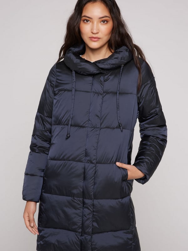 Der Mantel von SOCCX für Damen wird der neue Lieblingsbegleiter, denn er überzeugt in Form und Farbe. Leicht und schimmernd setzt er mit seinem hohen Kragen jeden Casual Look gekonnt in Szene. Der Steppmantel ist mit einem verdeckten Reißverschluss mit Druckknopfleiste gestaltet und mit seitlichen Einschubtaschen. Ein toniger Label Patch ziert den Ärmel, innenliegende Rippbündchen runden das Design ab. Sehr angenehm zu tragen, bequem und sportlich zugleich geschnitten. Lässt sich mit vielen Kleidungsstücken kombinieren.