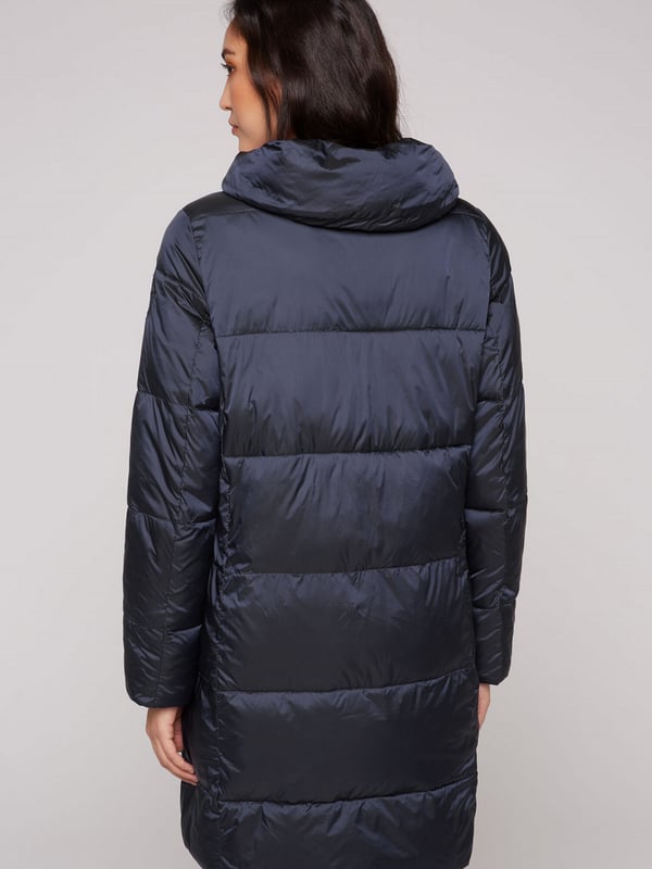 Der Mantel von SOCCX für Damen wird der neue Lieblingsbegleiter, denn er überzeugt in Form und Farbe. Leicht und schimmernd setzt er mit seinem hohen Kragen jeden Casual Look gekonnt in Szene. Der Steppmantel ist mit einem verdeckten Reißverschluss mit Druckknopfleiste gestaltet und mit seitlichen Einschubtaschen. Ein toniger Label Patch ziert den Ärmel, innenliegende Rippbündchen runden das Design ab. Sehr angenehm zu tragen, bequem und sportlich zugleich geschnitten. Lässt sich mit vielen Kleidungsstücken kombinieren.
