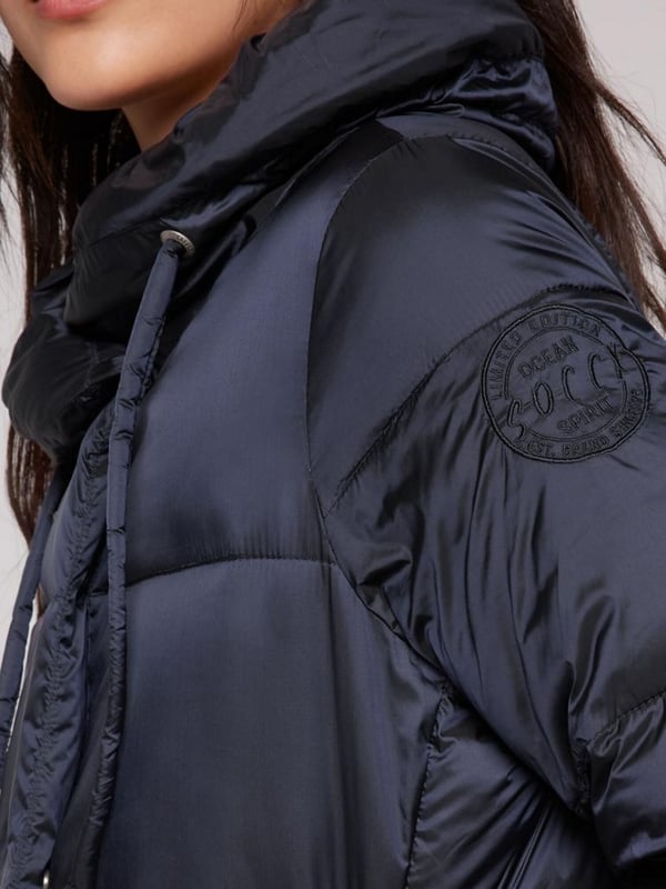 Der Mantel von SOCCX für Damen wird der neue Lieblingsbegleiter, denn er überzeugt in Form und Farbe. Leicht und schimmernd setzt er mit seinem hohen Kragen jeden Casual Look gekonnt in Szene. Der Steppmantel ist mit einem verdeckten Reißverschluss mit Druckknopfleiste gestaltet und mit seitlichen Einschubtaschen. Ein toniger Label Patch ziert den Ärmel, innenliegende Rippbündchen runden das Design ab. Sehr angenehm zu tragen, bequem und sportlich zugleich geschnitten. Lässt sich mit vielen Kleidungsstücken kombinieren.