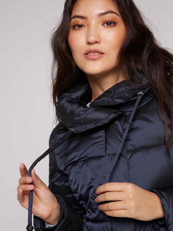 Der Mantel von SOCCX für Damen wird der neue Lieblingsbegleiter, denn er überzeugt in Form und Farbe. Leicht und schimmernd setzt er mit seinem hohen Kragen jeden Casual Look gekonnt in Szene. Der Steppmantel ist mit einem verdeckten Reißverschluss mit Druckknopfleiste gestaltet und mit seitlichen Einschubtaschen. Ein toniger Label Patch ziert den Ärmel, innenliegende Rippbündchen runden das Design ab. Sehr angenehm zu tragen, bequem und sportlich zugleich geschnitten. Lässt sich mit vielen Kleidungsstücken kombinieren.