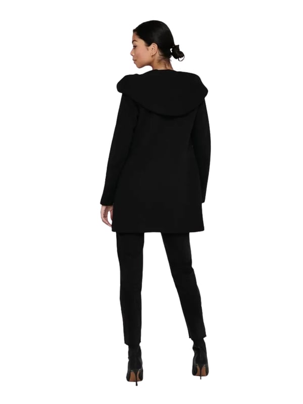 Deze mantel biedt je stijl en comfort tegelijk! Met zijn normale pasvorm en deDropped shoulders zit hij casual en comfortabel, perfect voor frisse dagen. De brede capuchon beschermt je tegen wind en weer en geeft de mantel een bijzondere uitstraling. De verborgen rits en de verborgen knoopsluiting zorgen voor een strak, modern ontwerp. Zijzakken bieden ruimte voor je handen of kleine spullen. Dankzij het hoogwaardige materiaal is de mantel niet alleen warm, maar ook aangenaam licht om te dragen. Een ideale metgezel voor het tussenseizoen, die comfort en stijl verenigt!