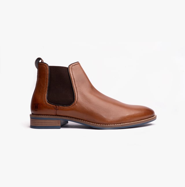 Deze heren Chelsea boots hebben een leren bovenwerk, textielen voering, elastische zijpanelen en een lage hak, waardoor ze comfort bieden en gemakkelijk aan te trekken zijn voor zowel casual als formele gelegenheden.