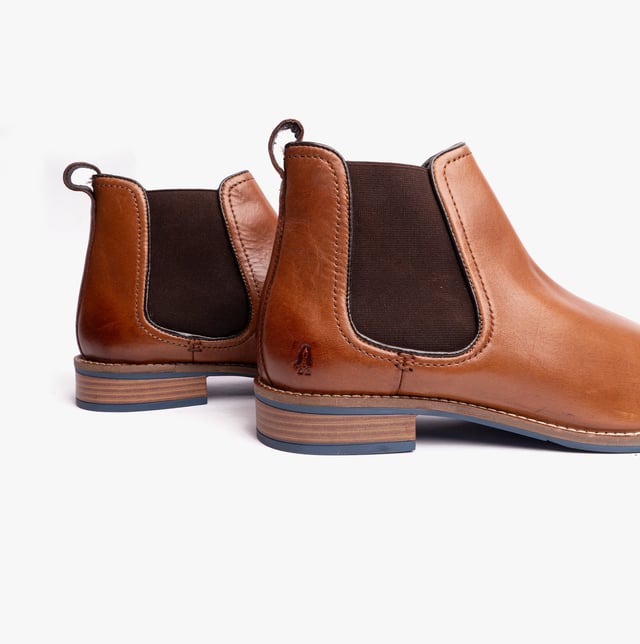 Deze heren Chelsea boots hebben een leren bovenwerk, textielen voering, elastische zijpanelen en een lage hak, waardoor ze comfort bieden en gemakkelijk aan te trekken zijn voor zowel casual als formele gelegenheden.