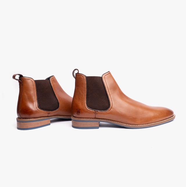 Deze heren Chelsea boots hebben een leren bovenwerk, textielen voering, elastische zijpanelen en een lage hak, waardoor ze comfort bieden en gemakkelijk aan te trekken zijn voor zowel casual als formele gelegenheden.