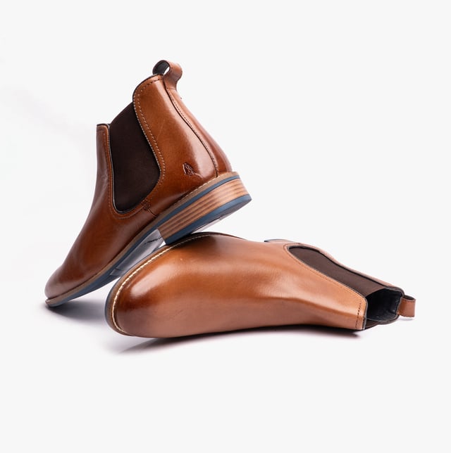 Deze heren Chelsea boots hebben een leren bovenwerk, textielen voering, elastische zijpanelen en een lage hak, waardoor ze comfort bieden en gemakkelijk aan te trekken zijn voor zowel casual als formele gelegenheden.