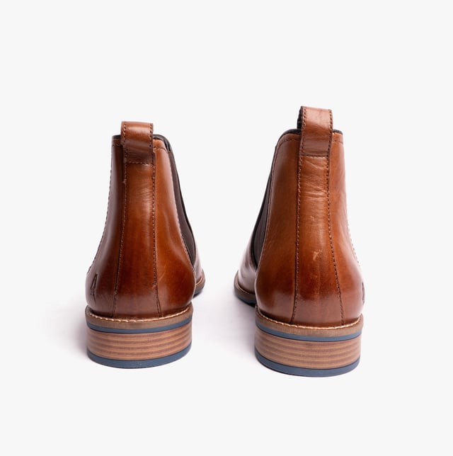 Deze heren Chelsea boots hebben een leren bovenwerk, textielen voering, elastische zijpanelen en een lage hak, waardoor ze comfort bieden en gemakkelijk aan te trekken zijn voor zowel casual als formele gelegenheden.