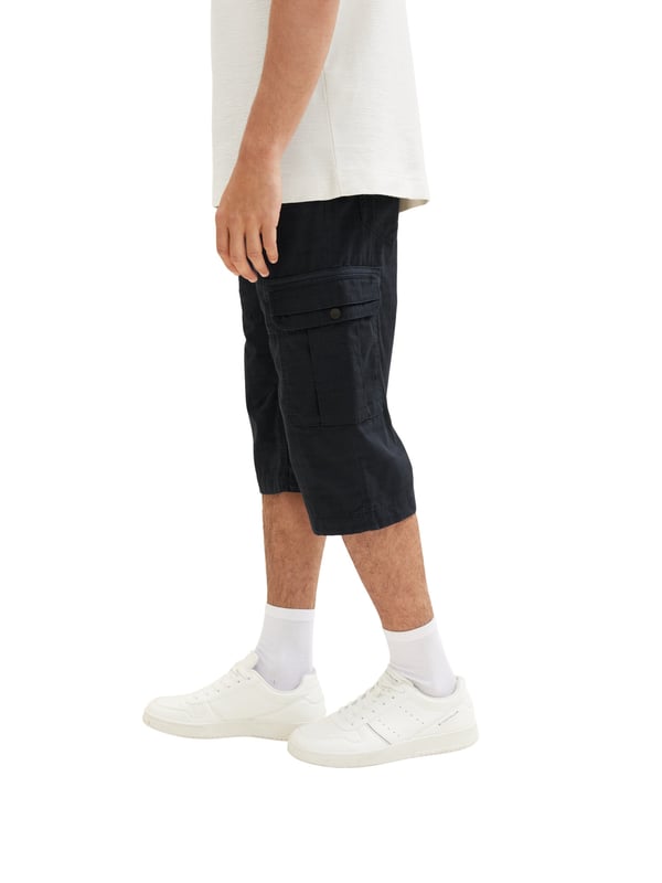 Schicke Max Overnee Cargohosen für Herren der Marke TOM TAILOR. Sehr angenehm zu tragen, bequem und sportlich zugleich geschnitten. Durch die schlichte Ausführung lässt sich diese Cargo perfekt zu deinem lässigen Look kombinieren. Ausreichend Taschen bieten Platz für alle Habseligkeiten. Baumwollmischung, Knopf mit Reißverschluss, Regular Fit, niedrige Leibhöhe, gerades Bein, gerader Saum.