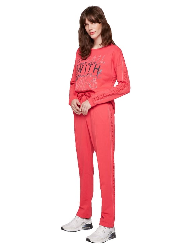 Deze SOCCX Sweathose voor dames van het merk SOCCX completeert op een comfortabele manier elke casual look. Hij is ontworpen met een bies en heeft een elastische tailleband met trekkoord. Een logo-glitterprint siert de zijkanten. Zij-instapzakken, een fakezak achteraan en een authentieke used-wassing maken het modieuze uiterlijk compleet.