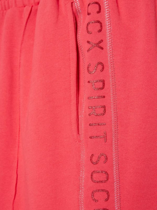 Deze SOCCX Sweathose voor dames van het merk SOCCX completeert op een comfortabele manier elke casual look. Hij is ontworpen met een bies en heeft een elastische tailleband met trekkoord. Een logo-glitterprint siert de zijkanten. Zij-instapzakken, een fakezak achteraan en een authentieke used-wassing maken het modieuze uiterlijk compleet.