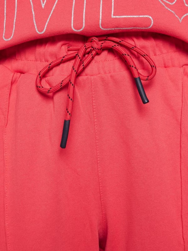 Deze SOCCX Sweathose voor dames van het merk SOCCX completeert op een comfortabele manier elke casual look. Hij is ontworpen met een bies en heeft een elastische tailleband met trekkoord. Een logo-glitterprint siert de zijkanten. Zij-instapzakken, een fakezak achteraan en een authentieke used-wassing maken het modieuze uiterlijk compleet.
