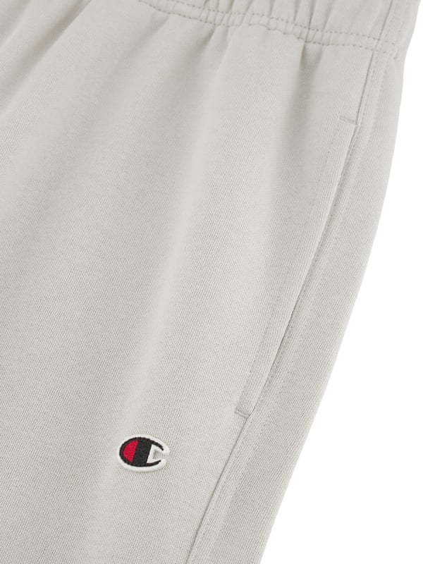Deze herenbroek van Champion verenigt stijl en functionaliteit in een perfecte herfstmetgezel. De slim fit pasvorm accentueert het figuur met een zacht gevormde silhouet, terwijl de zachte fleece-stof met een gerekte binnenkant aangename warmte biedt zonder onnodig volume toe te voegen. Voor extra comfort zorgen de elastische ribboorden, die de pasvorm optimaliseren. Twee zijzakken en een opgestikte achterzak bieden praktische opbergruimte voor onderweg. Een geborduurd C-logo-patch op de linker bovenbeen geeft een subtiele, sportieve accent en rondt het ontwerp af. Deze broek is de ideale metgezel voor koelere dagen en kan veelzijdig gecombineerd worden.