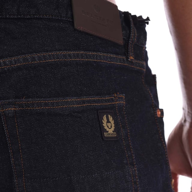 Mens Belstaff Rinsed Denim Longton Slim Fit Jeans in indigo.- 5-pocket construction.- Reinforced seat pockets.- Zip fly and button fastening.- Belstaff badge at back waist.- Embroidered phoenix patch at rear right pocket.- Mid rise.- Slim fit.- Regular inside leg length approx. 32  Long inside leg length approx. 34.- Main material: 100% Cotton.  Pocket lining: 65% Cotton  35% Polyester.  Machine washable.- Ref: 104242INDGOMeasurements are intended for guidance only.