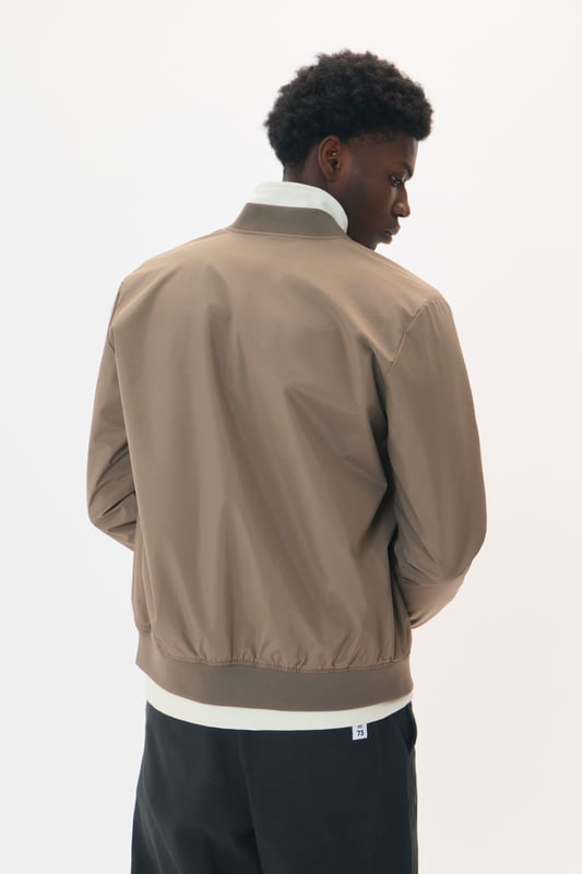 Gerade Passform  Schonwäsche 30°, Nicht bleichen, Nicht im Trockner trocknen, Tropnass aufhängen, Kalt bügeln max. 110° C, Trockenreinigung  100% Polyester (Recycelt)