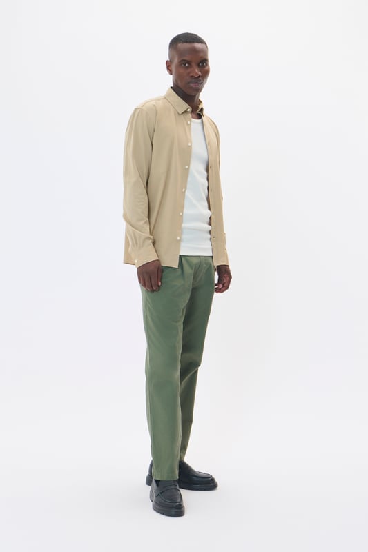 Regular fit,Lange mouwen  Fijne was 30°, niet bleken, niet in de droger drogen, Druipnat ophangen, koud strijken max. 110° C, Chemisch laten reinigen.  58% Katoen,42% Polyester